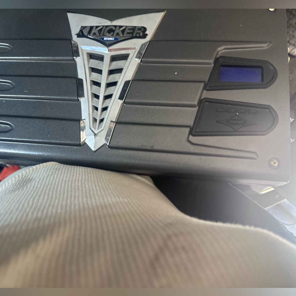 Kicker sc1250.1 auto amplifier with built in DSP
